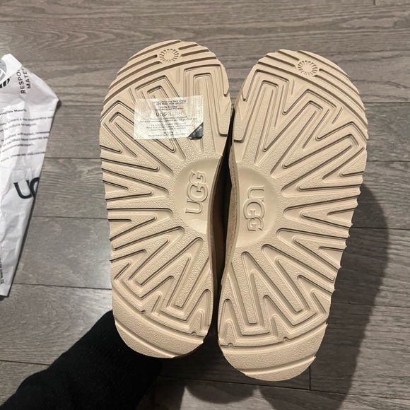 Ugg Tasman II Slipper  Color: Driftwood / White Pepper  big kids size - Picture 11 of 11